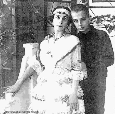 Матильда Феликсовна Кшесинская 
с сыном Владимиром Сергеевичем 
(Андреевичем, после 1921 г. ) Красинским